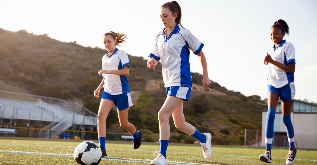 辽宁男篮在CBA杯赛中爆冷输给江苏男篮，外援选择引发争议，球迷对阵容实力和磨合表示不满。