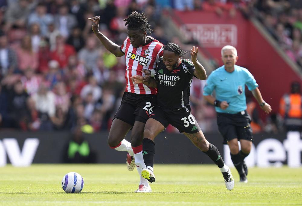 TA：曼城明夏可能签右后卫和右边锋，他们仍在关注利夫拉门托